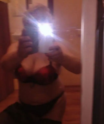 Развратная блондинка с шикарной фигурой и аппетитной грудью приглашает в гости щедрого господина. Гарантирую незабываемый опыт и море удовольствия. 5918, 46 лет